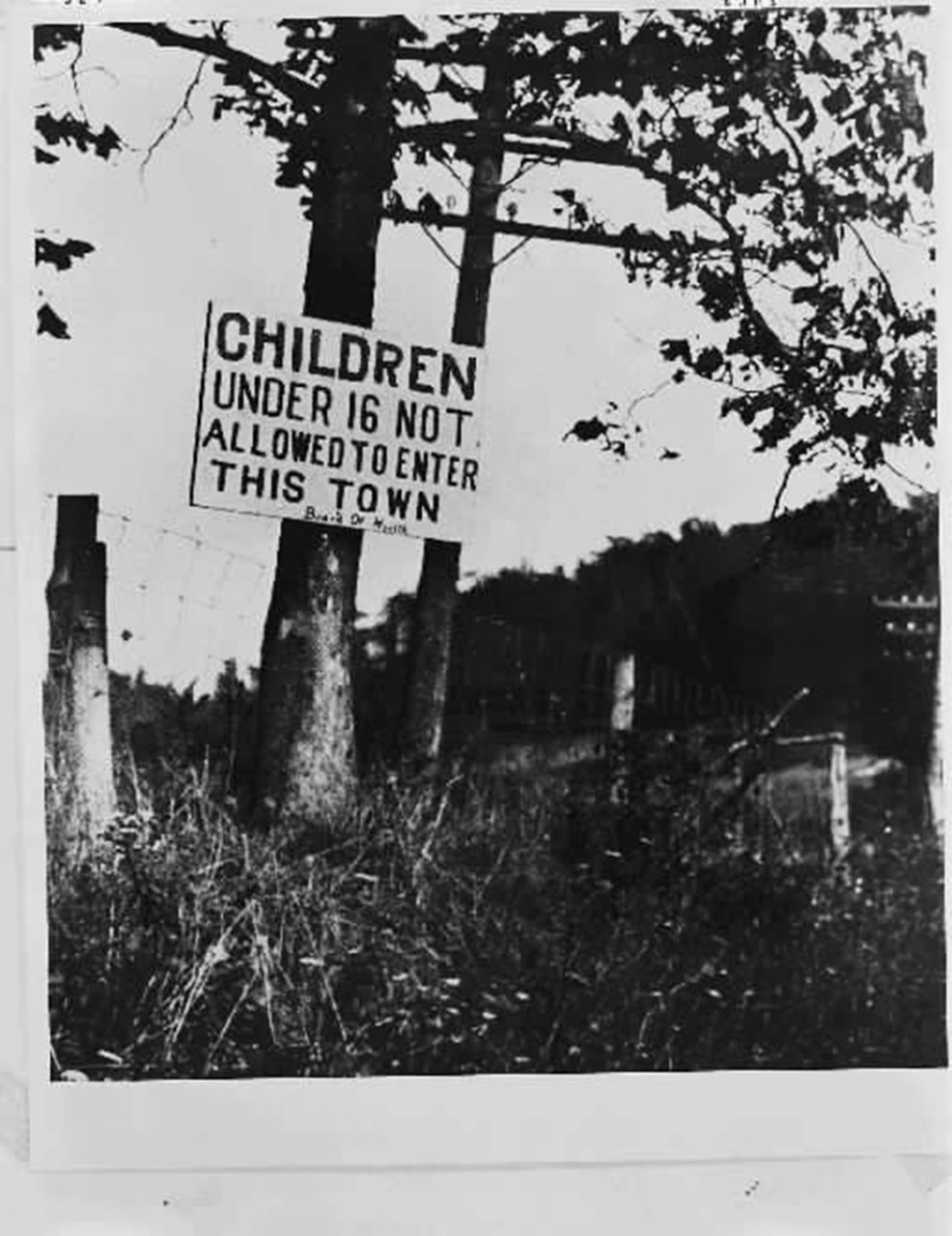 Photo of a sign prohibiting children under 16 from entering a town during the polio outbreak.