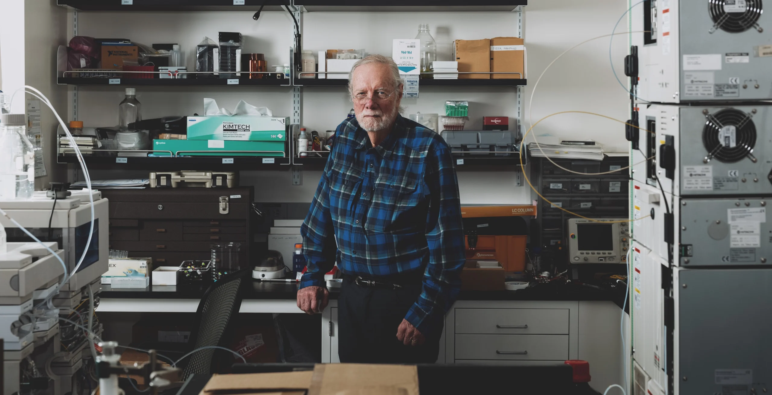 Photo of genetics pioneer Ron Davis in his lab